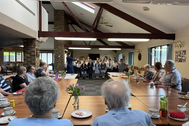 School children perform for Futures' customers