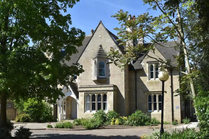 This old Vicarage apartment is large, open plan and a bedroom with en-suite shower room, a modern kitchen and is situated in the city centre of Peterborough. One person who stayed here wrote: “Great location, really beautiful building. The room was spacious, clean and modern. Very much worth the money.”