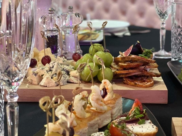 4.8 stars based on 195 Google Reviews. This restaurant prides itself on blending Italian classics with European inspirations to create their dishes, served in a cosy and welcoming atmosphere in the town centre. Location: 17 Castilian Street, NN1 1JS. Website: https://www.facebook.com/LaFamigliaNorthampton/