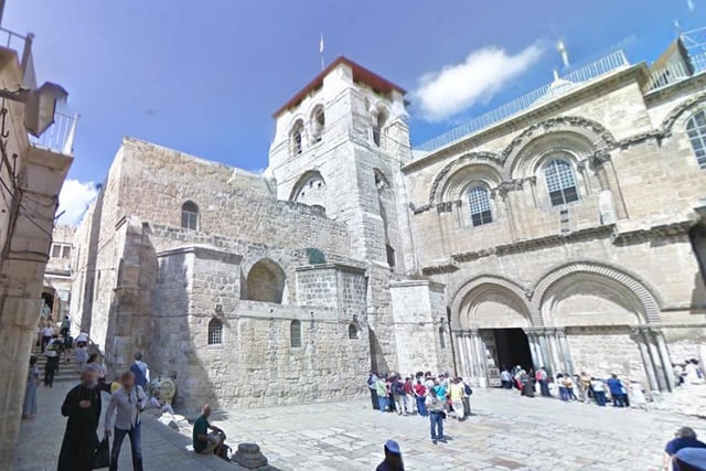 As a young knight, Simon de Senlis was sent to Jerusalem where he fought in the Holy Crusades. There, it is believed he would have seen the famous Church of the Holy Sepulchre near the centre of Jerusalem