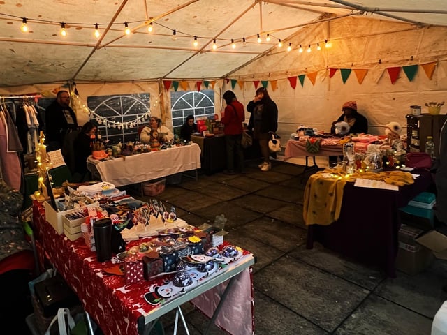 ‘Market in the Mews’ took place in Gold Street Mews on the weekend of December 14 and 15. Hosted by the Coconut Paradise Community Café, this two-day event was a celebration of local businesses, festive cheer and good vibes. The unique mix of stalls was the perfect opportunity for Christmas shopping.