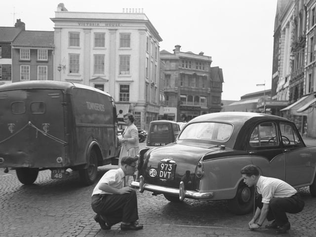 Car parked in diagonal position on the Market Square, September 21, 1959