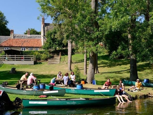 Canoe hire & short breaks, pedalo & katakanu hire at Rushden Lakes. Under £10 per person this summer when sharing Katakanu hire with two or three others. https://www.canoe2.co.uk/lake/