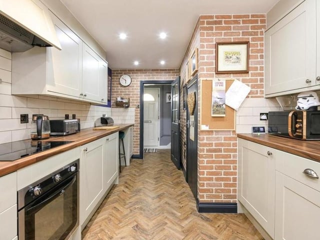 This property is a immaculately presented, three bedroom family home, ideally situated Kings Heath! Offering generous living space, a modern kitchen & snug room. Upstairs boasts three good sized bedrooms and family bathroom. Outside is a low-maintenance rear garden,with a decked area. This property is offered through Modern Method of Auction