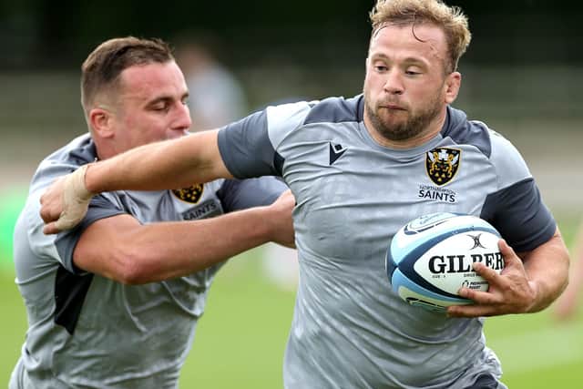 Tom Cruse tries to hold off Curtis Langdon during pre-season training (photo by David Rogers/Getty Images)