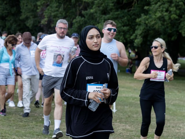 Hundreds of participants ran, jogged and walked around Abington Park on Sunday to raise money for Cancer Research UK.