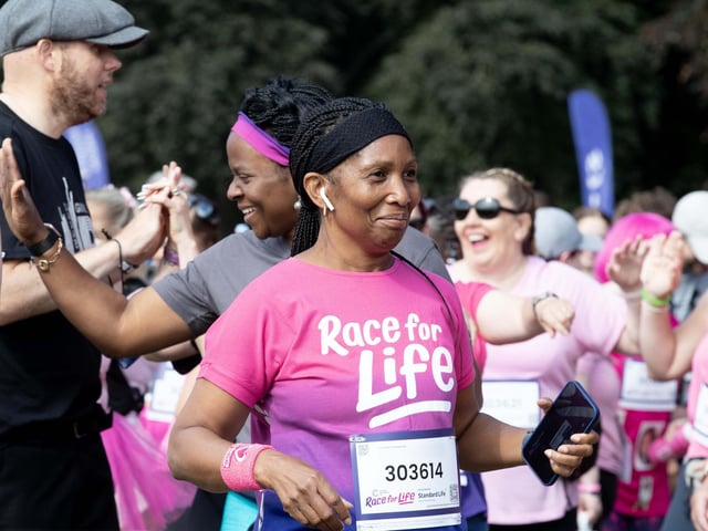 Hundreds of participants ran, jogged and walked around Abington Park on Sunday to raise money for Cancer Research UK.