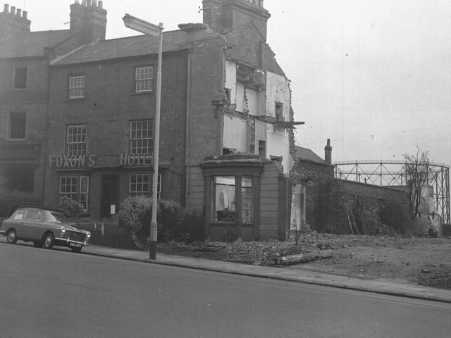 Foxon's Hotel on Black Lion Hill with gasometer in the background
