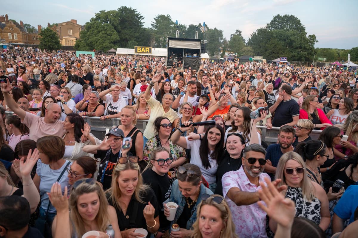 31 pictures of crowds dancing and singing in the sunshine to Five ...