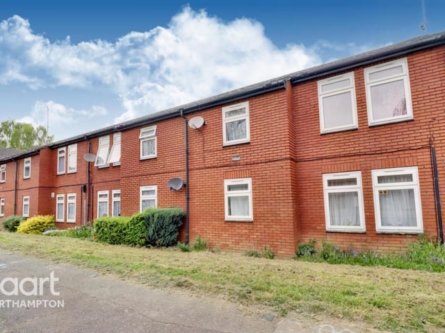 Tenure: Leasehold
Agents haart say apartment itself occupies the top floor of a purpose built block, and comes with its own entrance - no communal hallways to deal with. Once up the stairs and in the flat, there is a generous entrance hall with doors to all the living and bedroom spaces as well as the kitchen and bathroom. The bedroom here is a double room and it also has a separate office space.