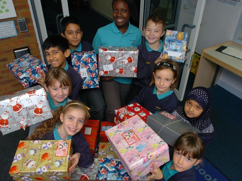 2009 - The pupils of Castle Primary School prepare their shoe boxes for collection.