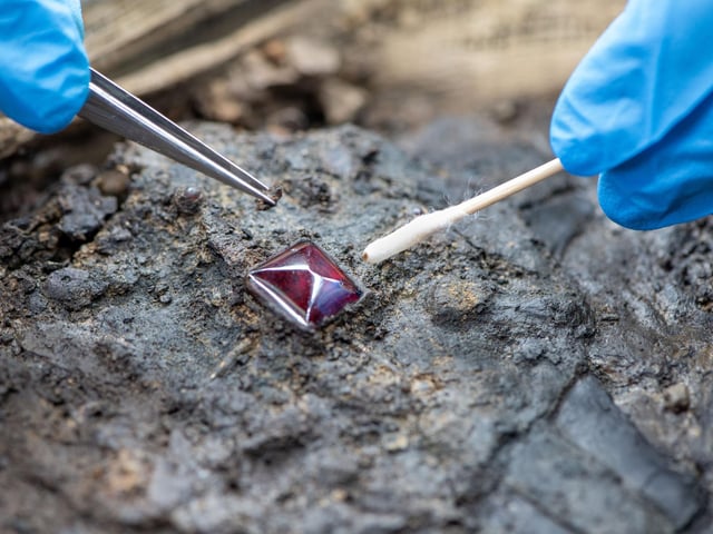 Central garnet from Harpole Burial cross