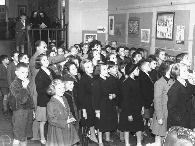 School pupils visiting art gallery