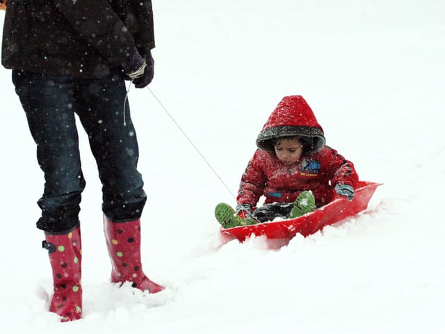 January 5th 2010 Snow pictures from around Northampton. Mum Kirsty Das with son Reuben (also Das) aged 3
