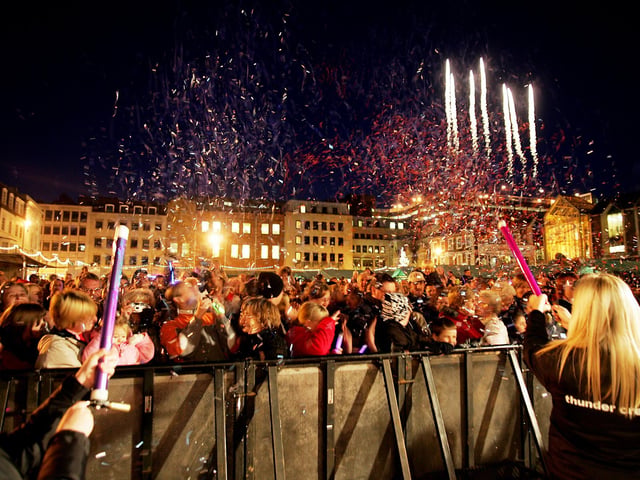 Market Square fireworks and crowd in 2006.