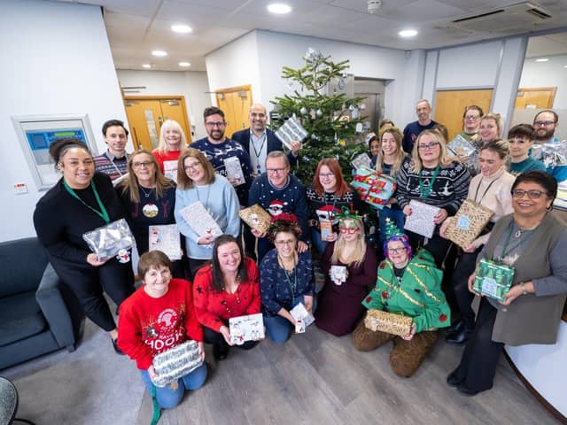 BN - SGB-26006 - Staff of Barratt Homes Northampton with their presents for hospital patients