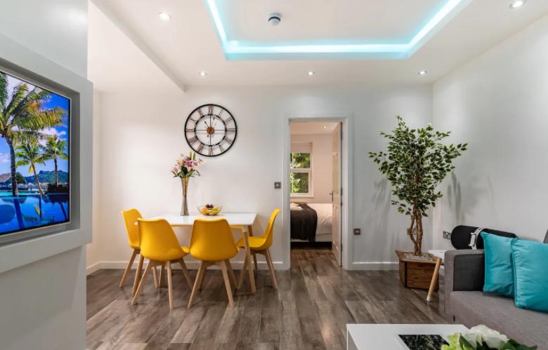 This luxury apartment from Klarok Accommodation is situated a few minutes walk from Queensgate shopping centre, railway station and a number of restaurants and amenities. One person who stayed here wrote: “One of the best places I have been!”
