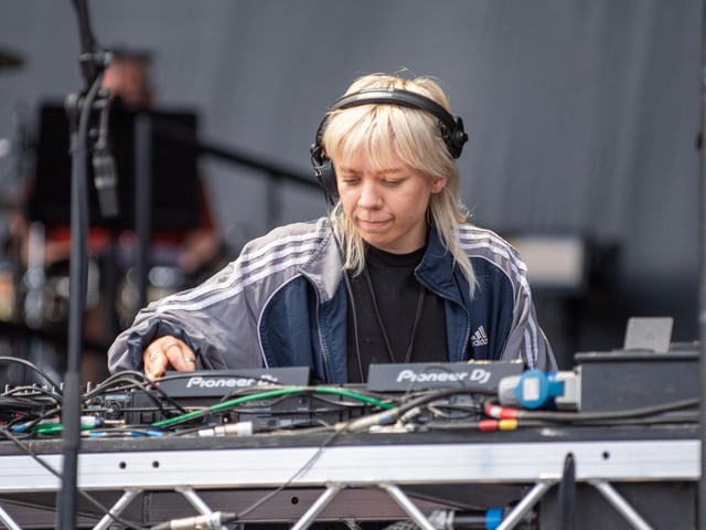 Meg Ward on stage Franklin's Gardens, Northampton, June 24, 2022. Photo by David Jackson.