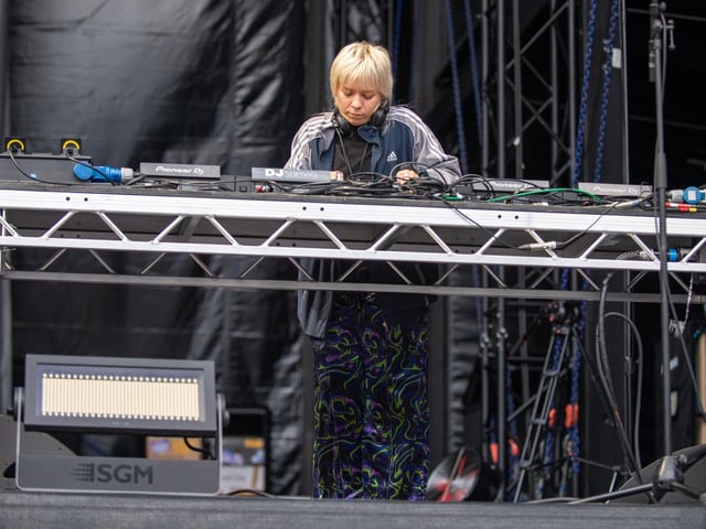 Meg Ward on stage Franklin's Gardens, Northampton, June 24, 2022. Photo by David Jackson.