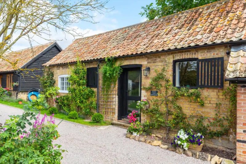 This bungalow is a private, self-contained newly refurbished barn that is situated on the grounds of the hosts 17th century farmhouse. It is fitted with modern equipment in the kitchen such as a cooker, dishwasher and microwave, and a 37” TV. One person who stayed here wrote: “Lovely location in a beautiful village. Great welcome from the hosts.”