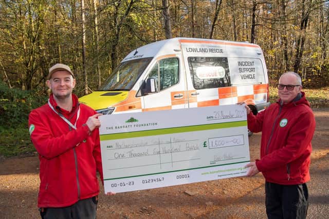 DWSM - SGB-24039 - Northamptonshire Search and Rescue receiving their cheque from David Wilson Homes