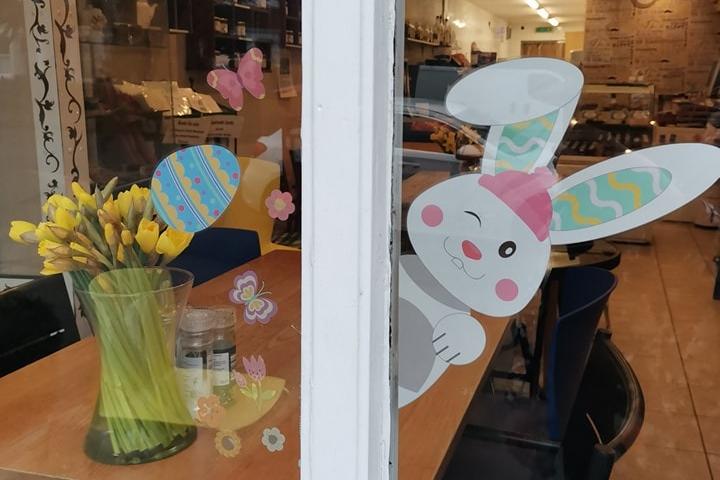 Heathers offers breakfast, lunch and homemade cakes, and is open for customers to sit in or takeaway. As well as a range of hot drinks, homemade fudge, jam and chutney is available to purchase. Rating: 4.6 stars based on 78 Google Reviews. Location: 86 Kingsley Park Terrace, Kingsley, NN2 7HJ.