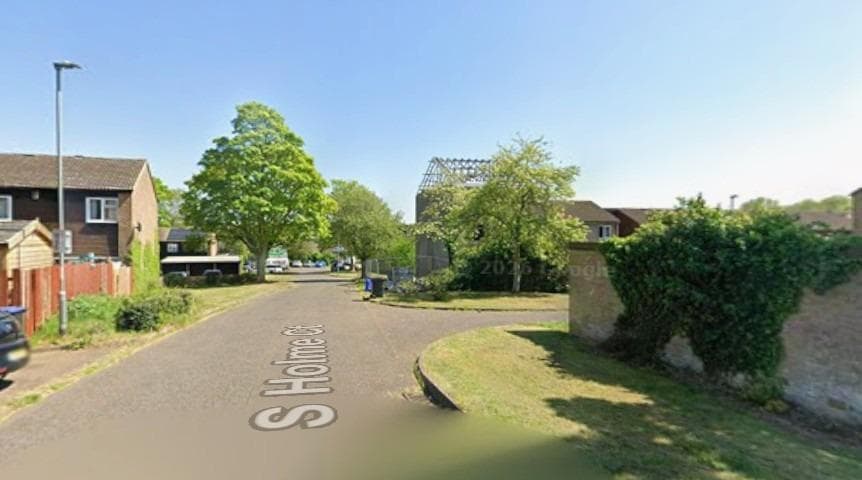 Mann erleidet Kieferbruch nach Angriff mit Waffe in Northampton.