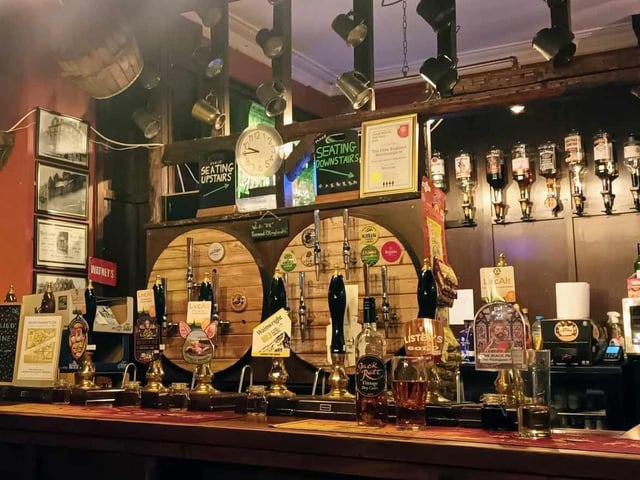 The Olde England is a real ale and cider pub, described as cosy on all three levels. Dogs are welcome and you can enjoy down time with no televisions or loud music at this pub. Rating: 4.6 stars based on 324 Google Reviews. Location: 199 Kettering Road, Abington, NN1 4BP. Phone number: 01604 619285.