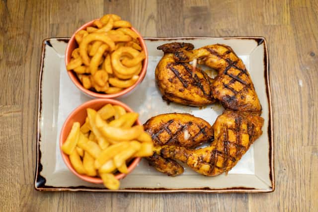 Peri-peri chicken, mouthwatering burgers, pizzas and wraps – with students and blue light discounts!