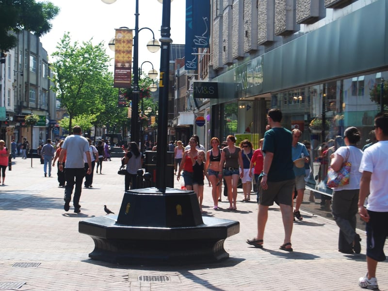 2009 - Summer shoppers on Abington Street