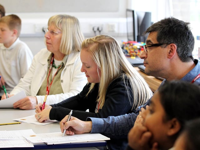 Northampton Kingsley primary School, Wallace Road, Kingsley.
Dragon's Den style competiton in which pupils pitch product ideas.
L-R Sarah Alexander (teacher) Katheryn Reed (Guiltedge Promotions) and Michael Lannie (3di) judge the pupils pitches.