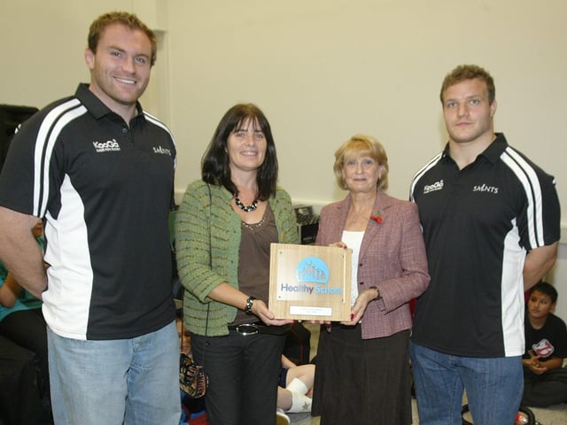 2007: Castle Primary School - Saints Players Damien Browne and Euan Murray with Liz Cundy and Corrine Burns - Healthy School award.
