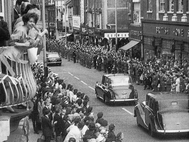 Crowds flock to Abington Street. Circa 1950s/1960s.