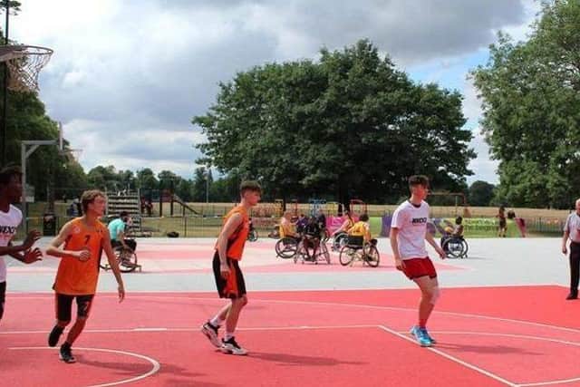 People playing 3x3 basketball
