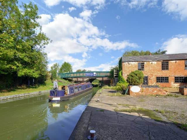The former Moorings pub on the Grand Union Canal in Crick (pic Auction House Northamptonshire / Rightmove)