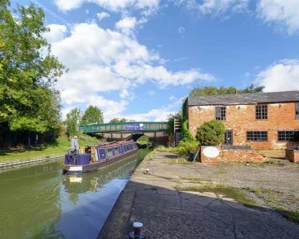 The former Moorings pub on the Grand Union Canal in Crick (pic Auction House Northamptonshire / Rightmove)