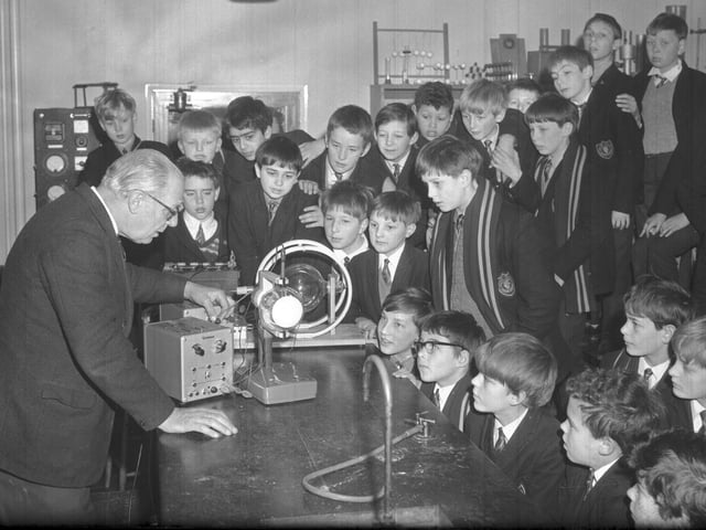 Bective School, Northampton c 1969, pupils and teacher in the lab