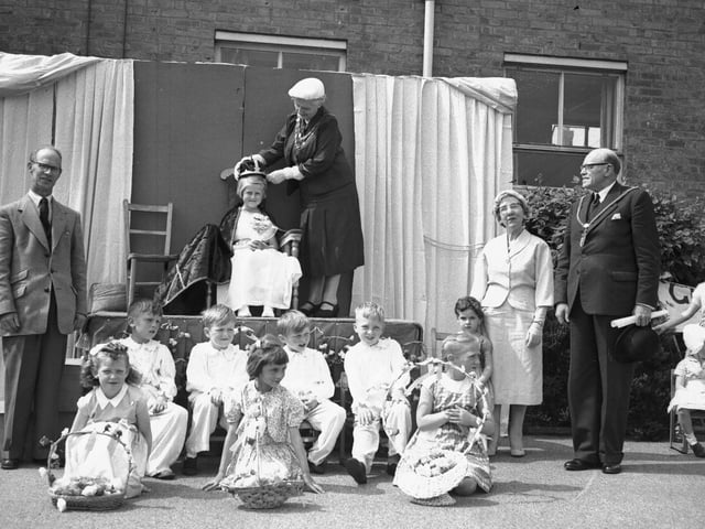Gladstone School Northampton, May Queen is crowned