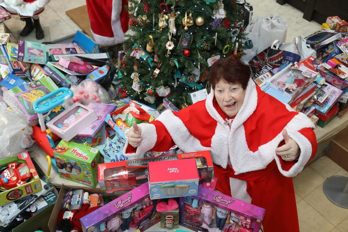Northamptonshires „Weihnachtsmutter“ startet jährlichen Spendenaufruf für ...
