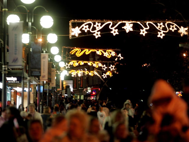 Hoards of people in 2006.