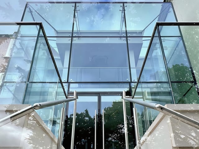 The building, from 78 to 82 Derngate, was remodelled by the world famous designer and architect in his iconic modernist style and it features “extraordinarily striking interiors”.
