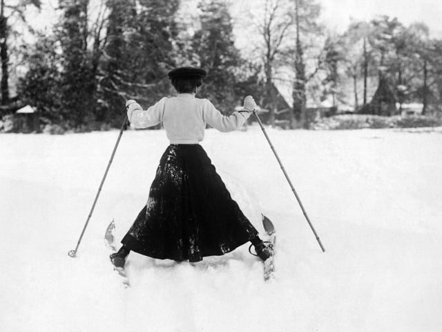 1st December 1908: A woman having a little difficulty controlling her skis in the snow at Northampton. (Photo by Topical Press Agency/Getty Images)