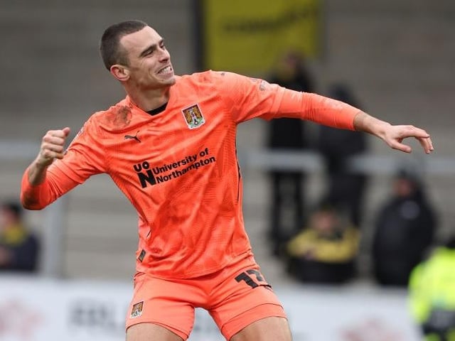 Quiet first half but made two terrific saves in the space of three minutes shortly after half-time, denying both Armer and then Burrell. Back-to-back clean sheets to kick off the new year and he more than played his part in this one... 8
