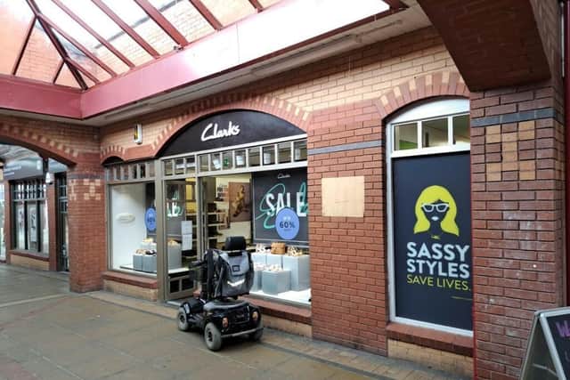 The shoe retail company Clarks' shop, which used to be located in Unit 4 on Foundry Walk in Daventry, has closed down. As shown on Rightmove, the retail unit has been available for lease online for months.