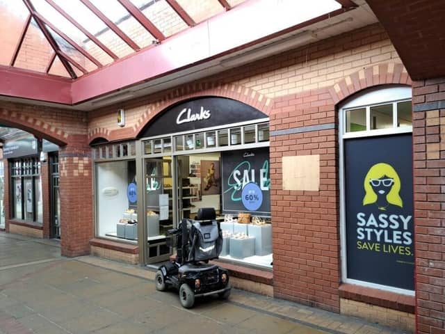 The shoe retail company Clarks' shop, which used to be located in Unit 4 on Foundry Walk in Daventry, has closed down. As shown on Rightmove, the retail unit has been available for lease online for months.