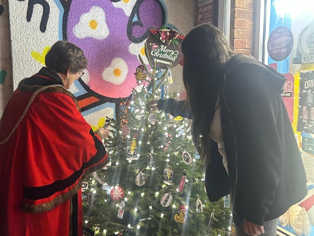 Mayor Councillor Jane Birch visiting Right Vape