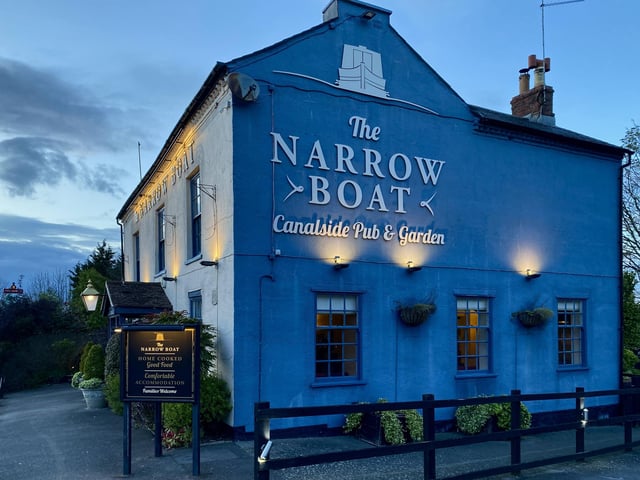 We moored near the Narrow Boat Pub and Restaurant in Weedon on the first night.