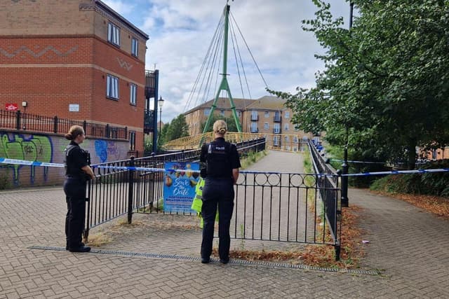 Polizei sperrt Abschnitt des Flusses Nene in Northampton, da ...