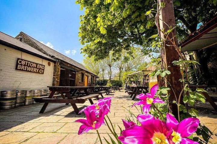 In walking distance from the town centre, the pub has a lovely garden, which includes a garden cocktail bar, serving Mai Tais, Espresso, Passionfruit Martinis and more.
