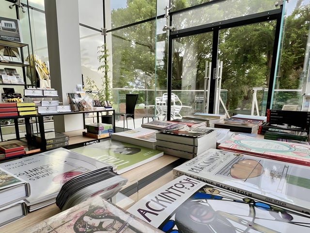 The building, from 78 to 82 Derngate, was remodelled by the world famous designer and architect in his iconic modernist style and it features “extraordinarily striking interiors”.